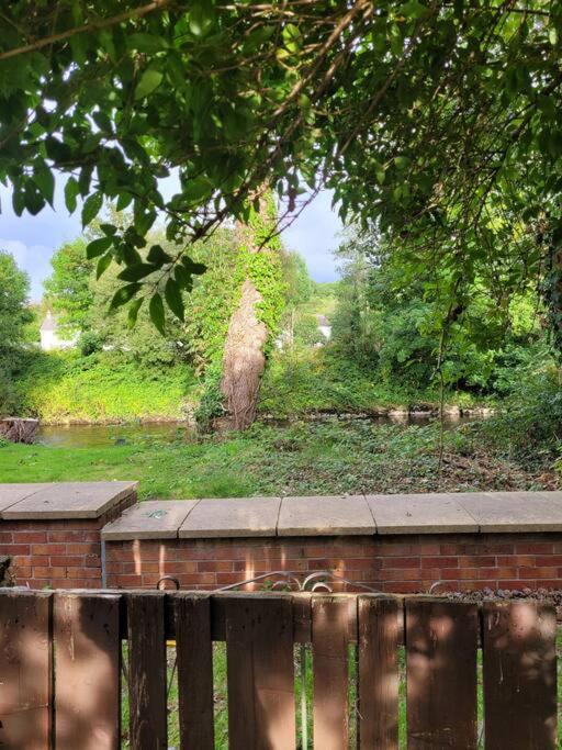 Riverside Bungalow - Direct River Access! Ystradgynlais 外观 照片