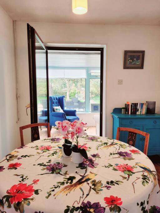 Riverside Bungalow - Direct River Access! Ystradgynlais 外观 照片