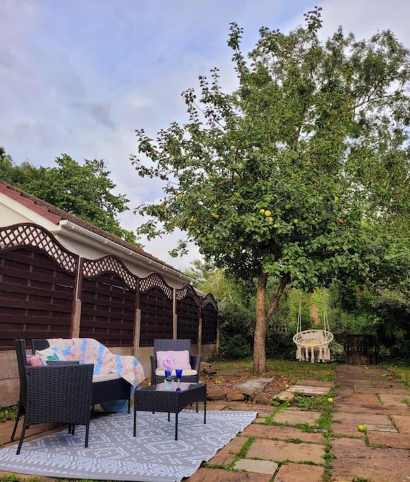 Riverside Bungalow - Direct River Access! Ystradgynlais 外观 照片