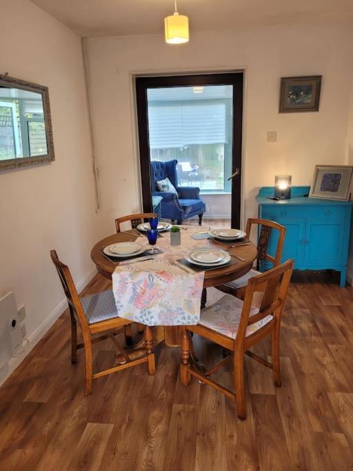 Riverside Bungalow - Direct River Access! Ystradgynlais 外观 照片