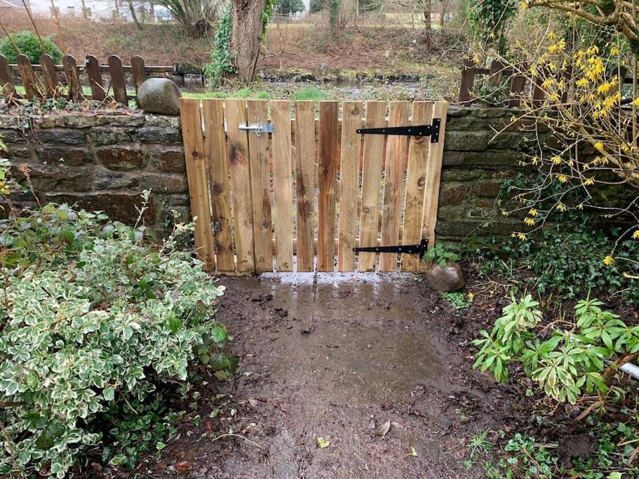 Riverside Bungalow - Direct River Access! Ystradgynlais 外观 照片